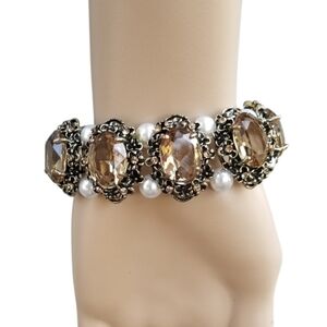 VINTAGE ORNATE GOLDTONE, AUSTRIAN CRYSTAL & FAUX PEARL STRETCH BRACELET